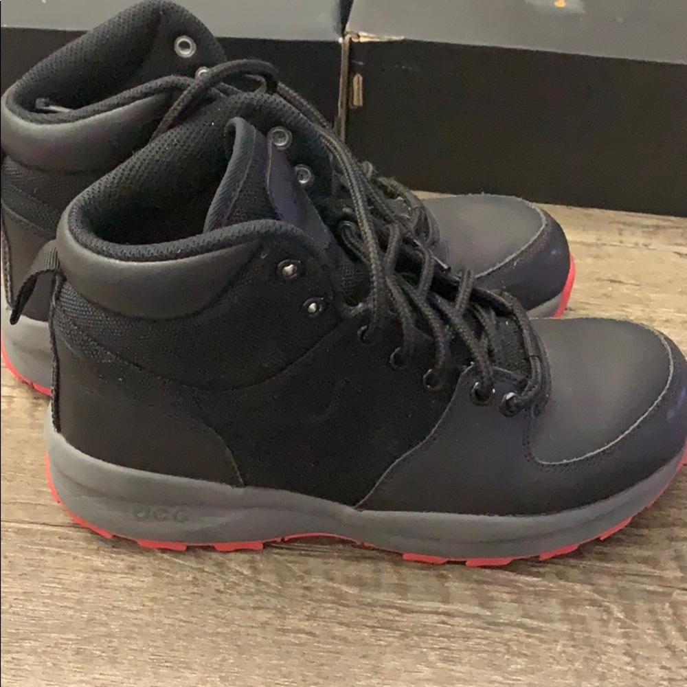 Nike girls ACG manoa boots